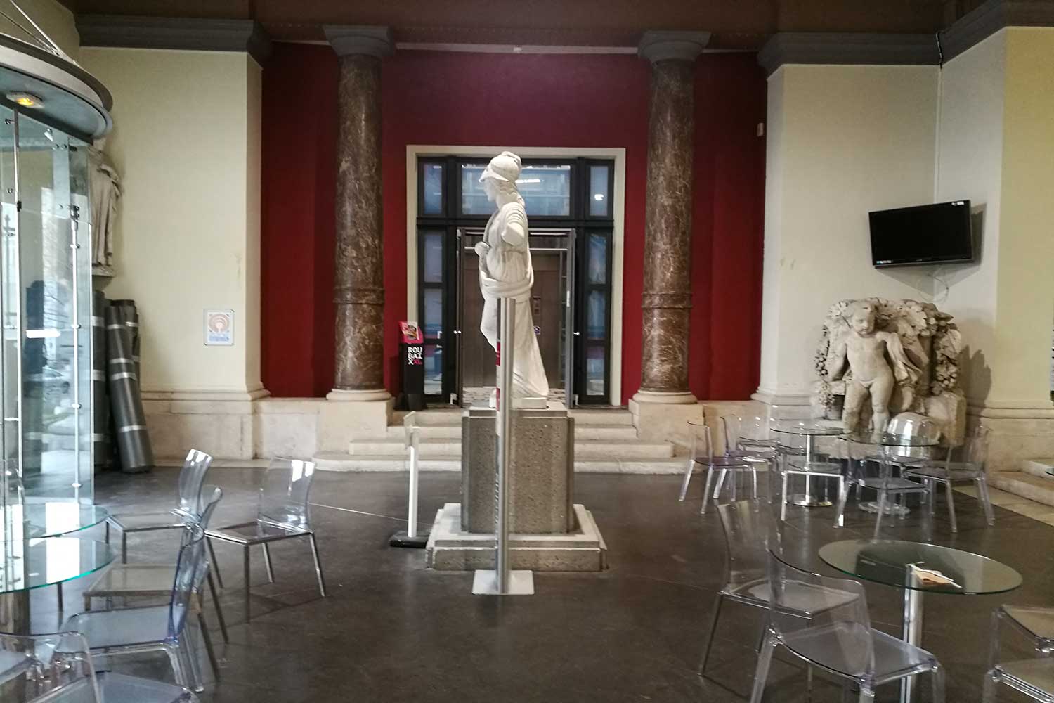 hall-ensait
