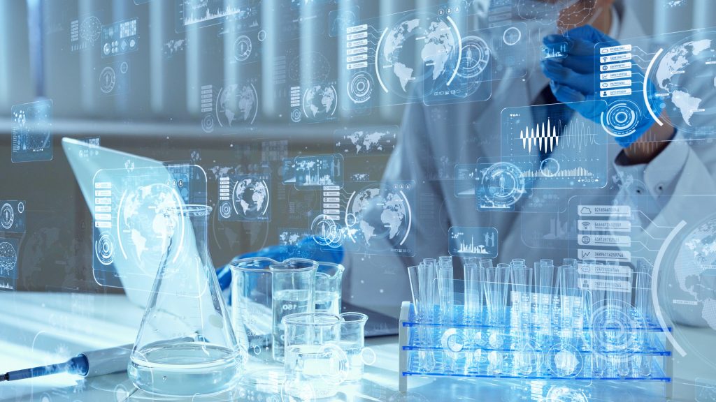 Chercheuse en laboratoire analysant des données sur un écran d’ordinateur.