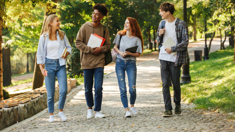 Étudiants marchant en extérieur