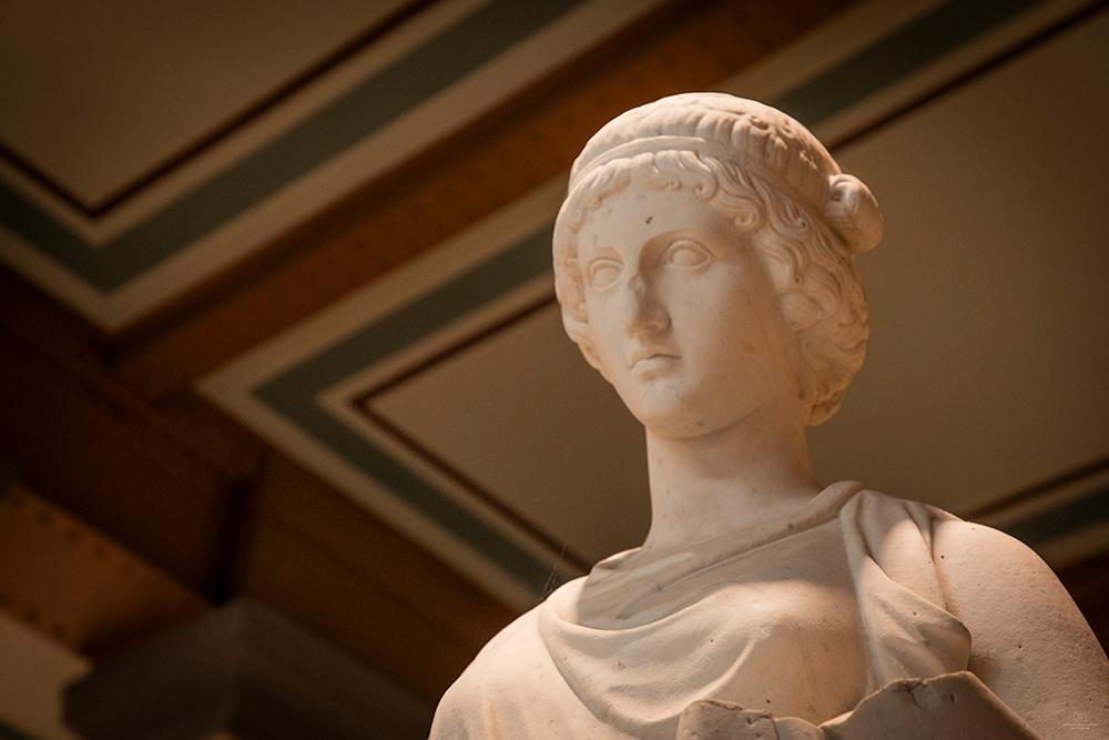 Gros plan sur le visage de la statue de Némésis à l’ENSAIT.