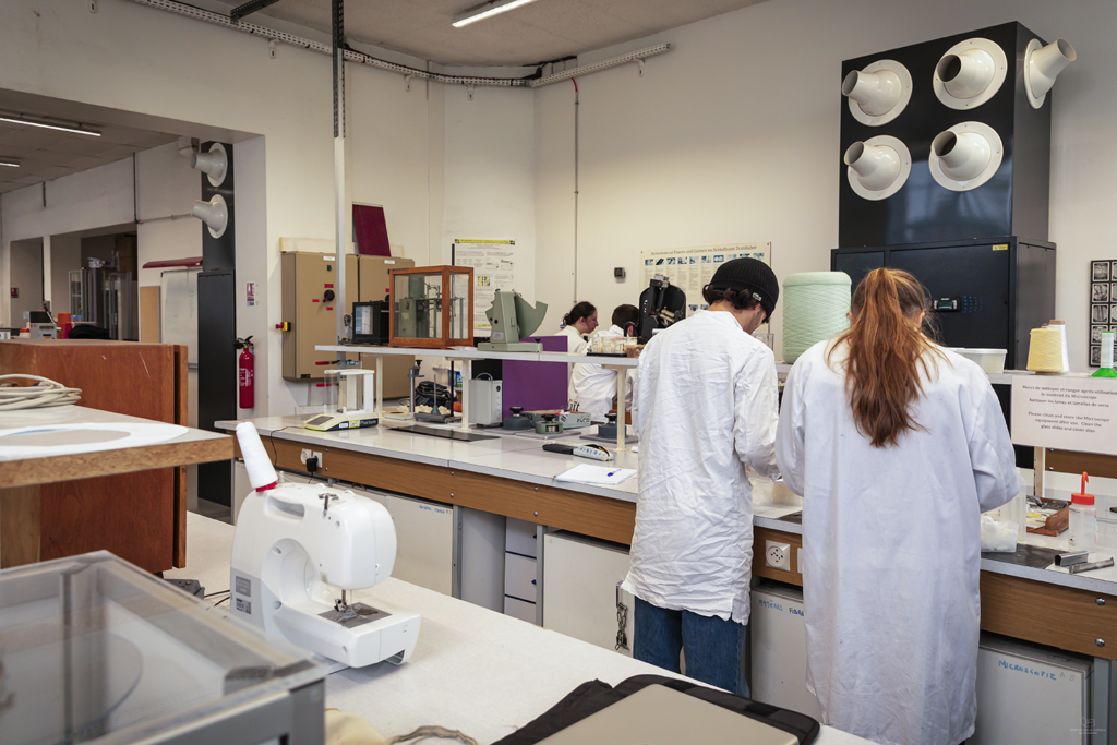 Des étudiants sont dans le laboratoire mesures et essais en train de réaliser des expériences