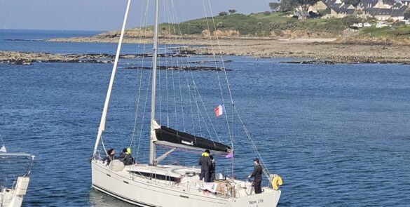 Le bateau de nos étudiants prenant la mer.