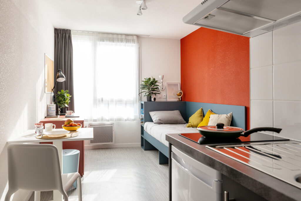 Appartement étudiant meublé de la résidence Art Campus à Roubaix, avec lit, bureau et kitchenette.