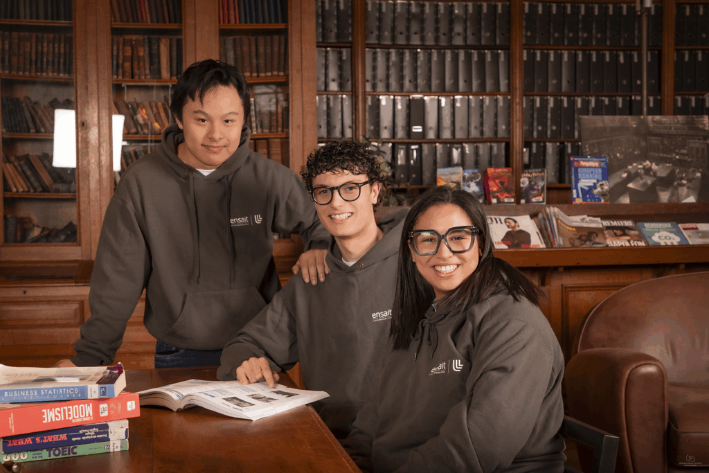 Étudiants à la bibliothèque de l’ENSAIT avec des livres ouverts sur la table