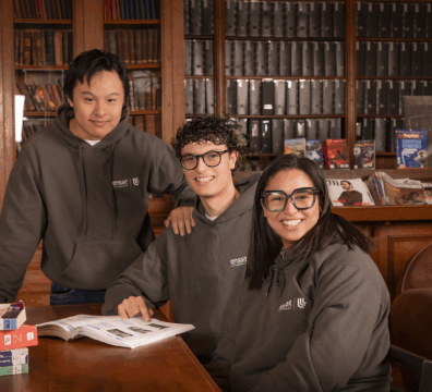 Étudiants à la bibliothèque de l’ENSAIT avec des livres ouverts sur la table
