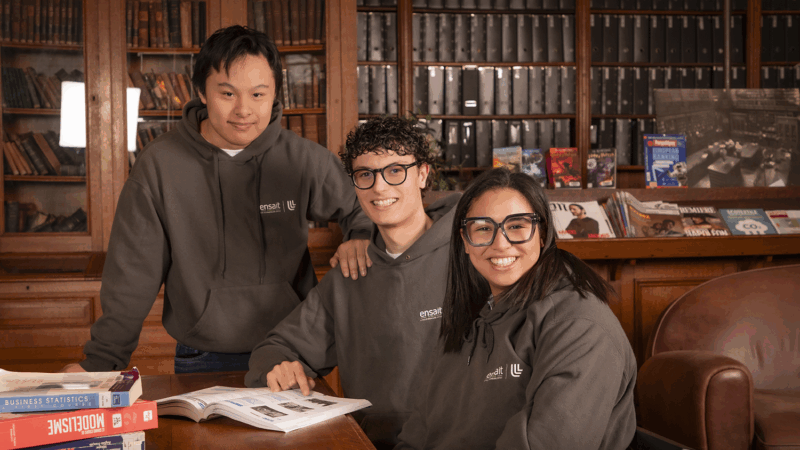 Étudiants à la bibliothèque de l’ENSAIT avec des livres ouverts sur la table