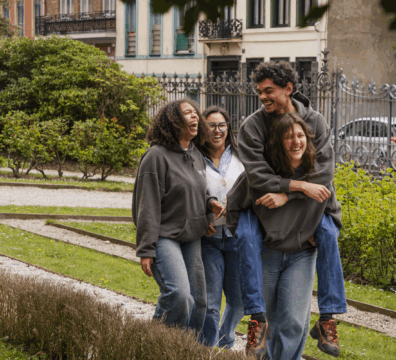 Etudiant qui rient ensemble dans les jardins de l'ENSAIT