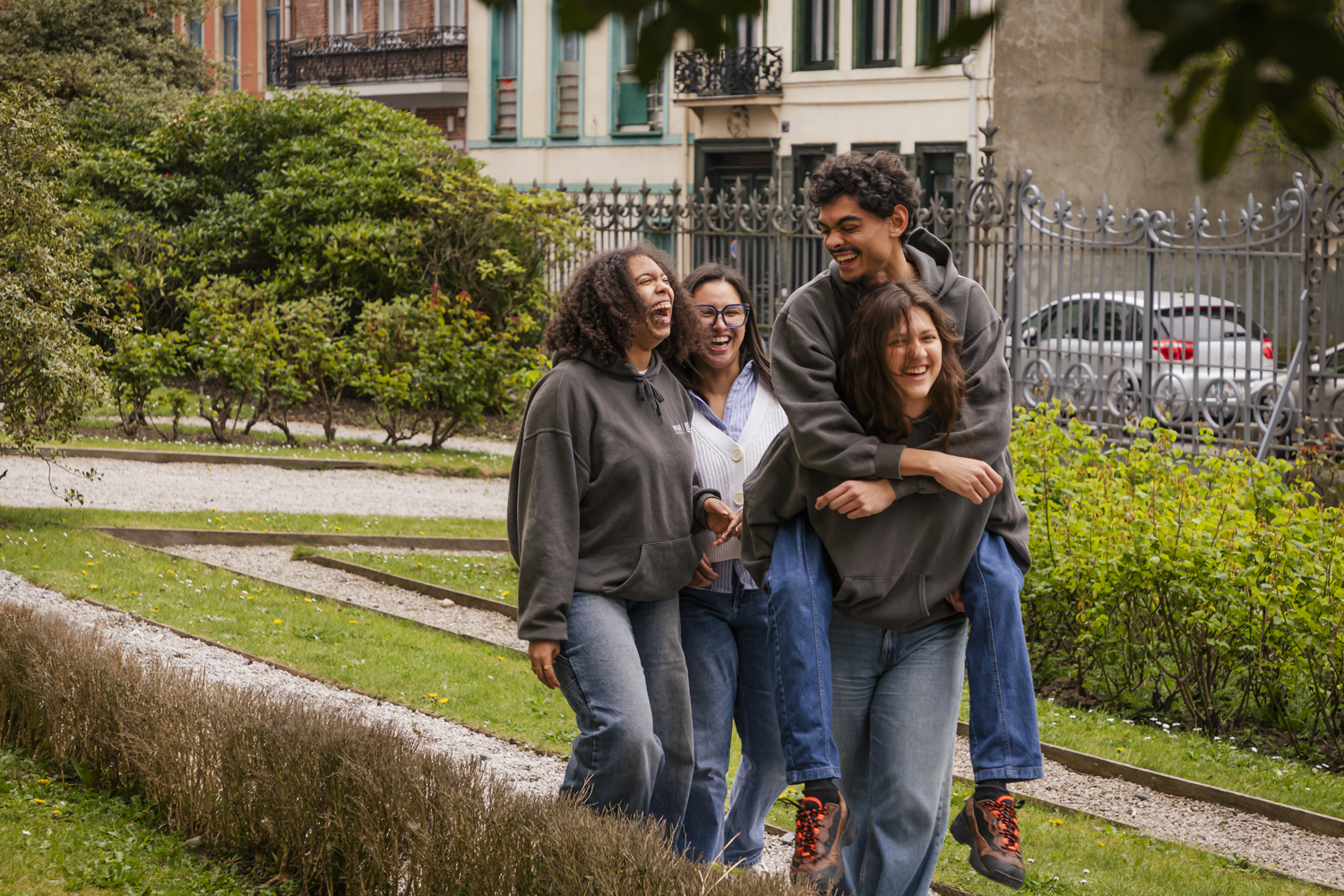 Etudiant qui rient ensemble dans les jardins de l'ENSAIT