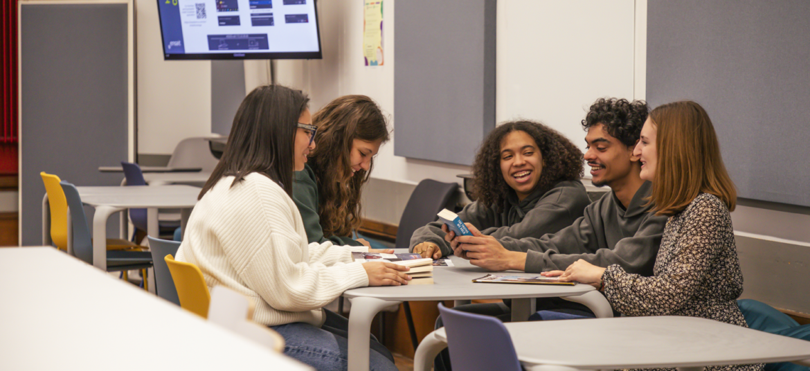 Des étudiants révisent ensemble dans une salle de co-working à l'ENSIAT