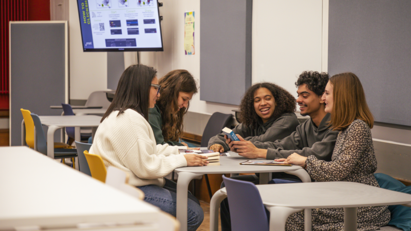 Des étudiants révisent ensemble dans une salle de co-working à l'ENSAIT