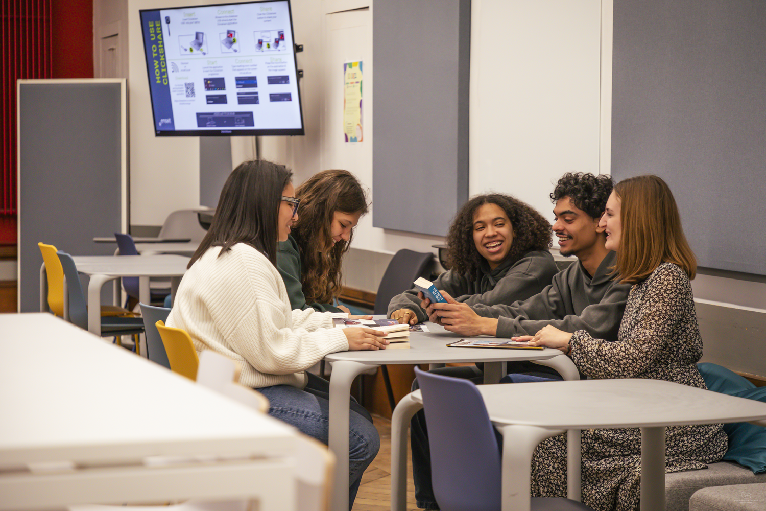 Des étudiants révisent ensemble dans une salle de co-working à l'ENSAIT