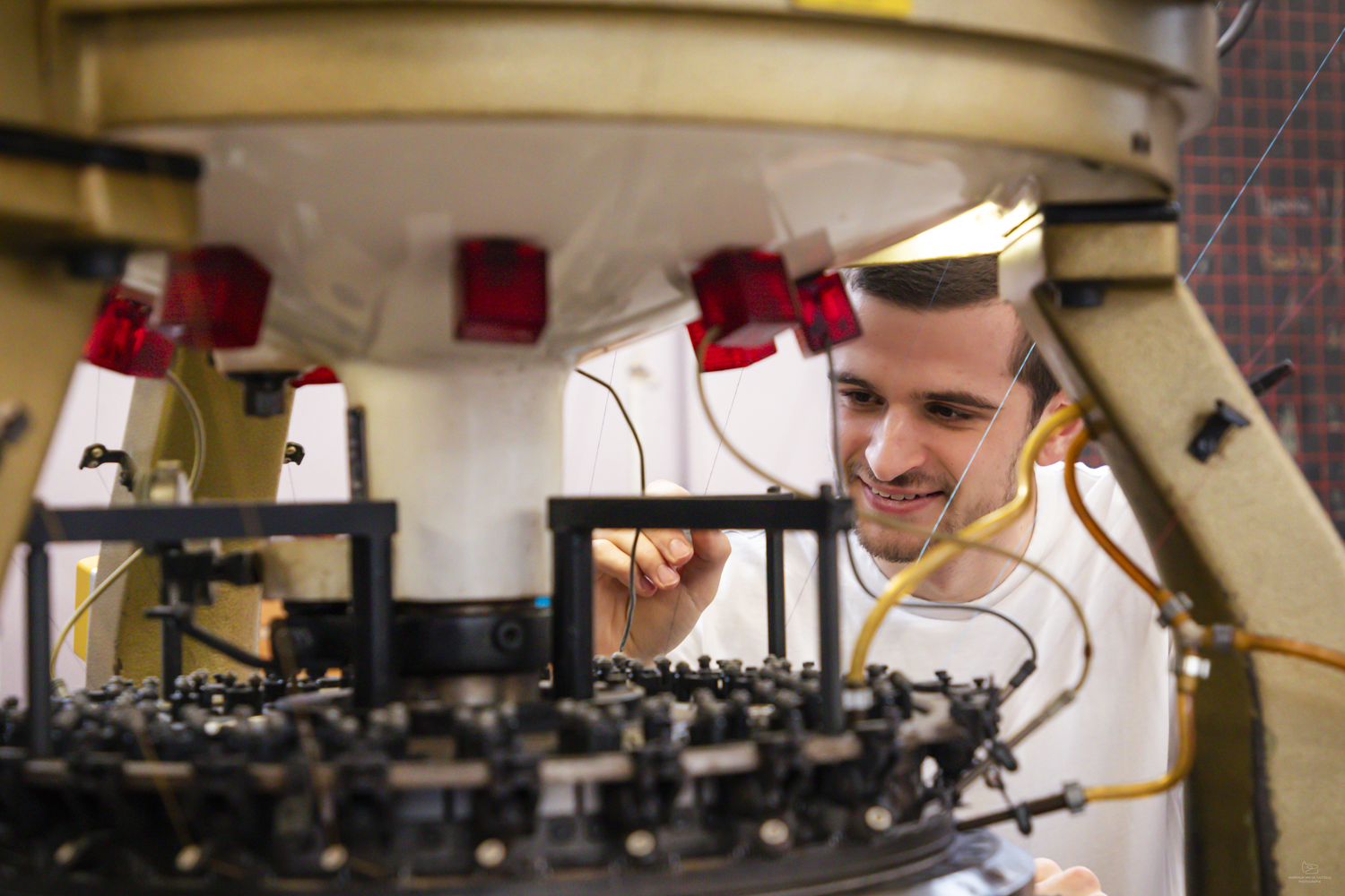 Équipement de maille en gros plan, étudiant de l’ENSAIT en arrière-plan