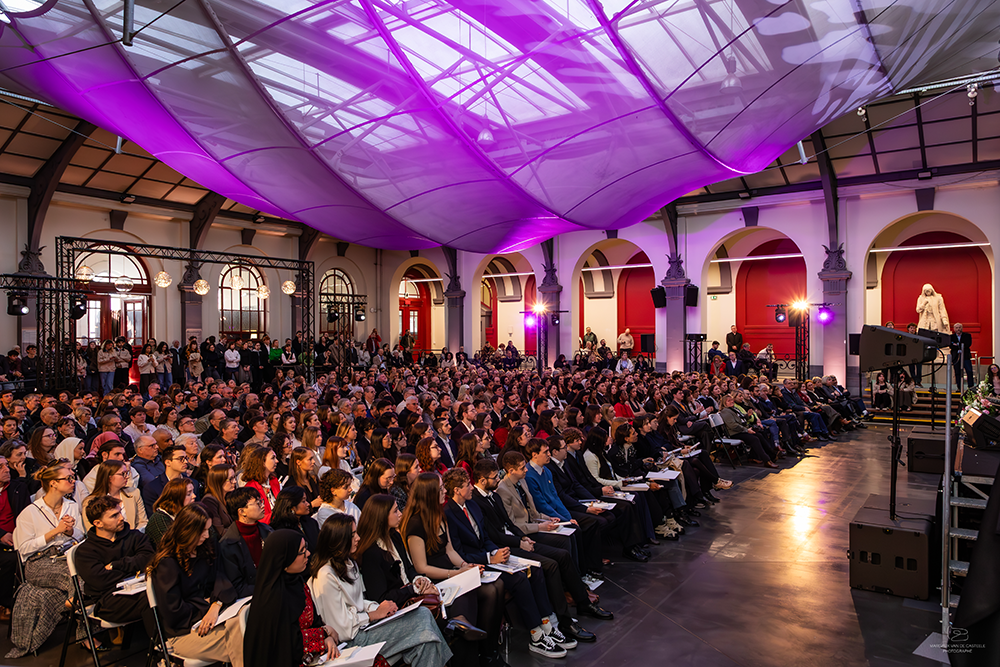assemblée dans la cour d'honneur constituée des proches et des professeurs de l'ENSAIT lors de la cérémonie de remise des diplômes 2026