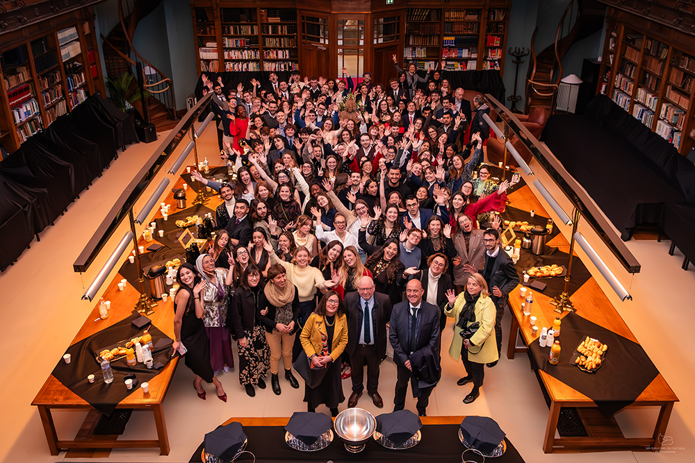 Photo de groupe des diplômés 2025 lors de la cérémonie de remise des diplômes
