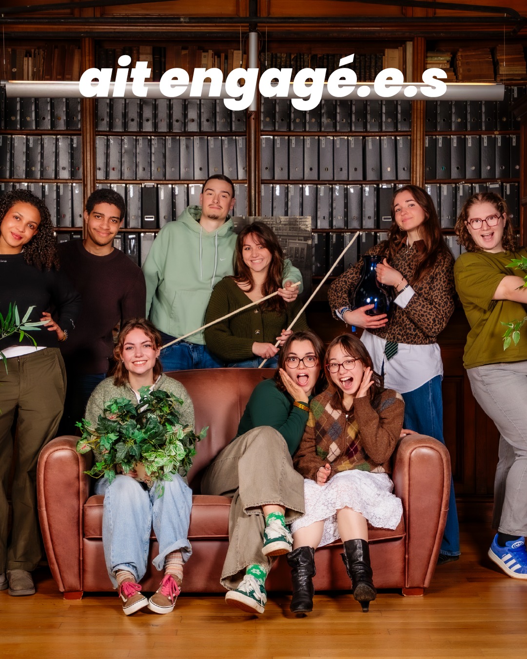 Association étudiante Ait Engagé.e.s de l’ENSAIT photographié dans la bibliothèque
