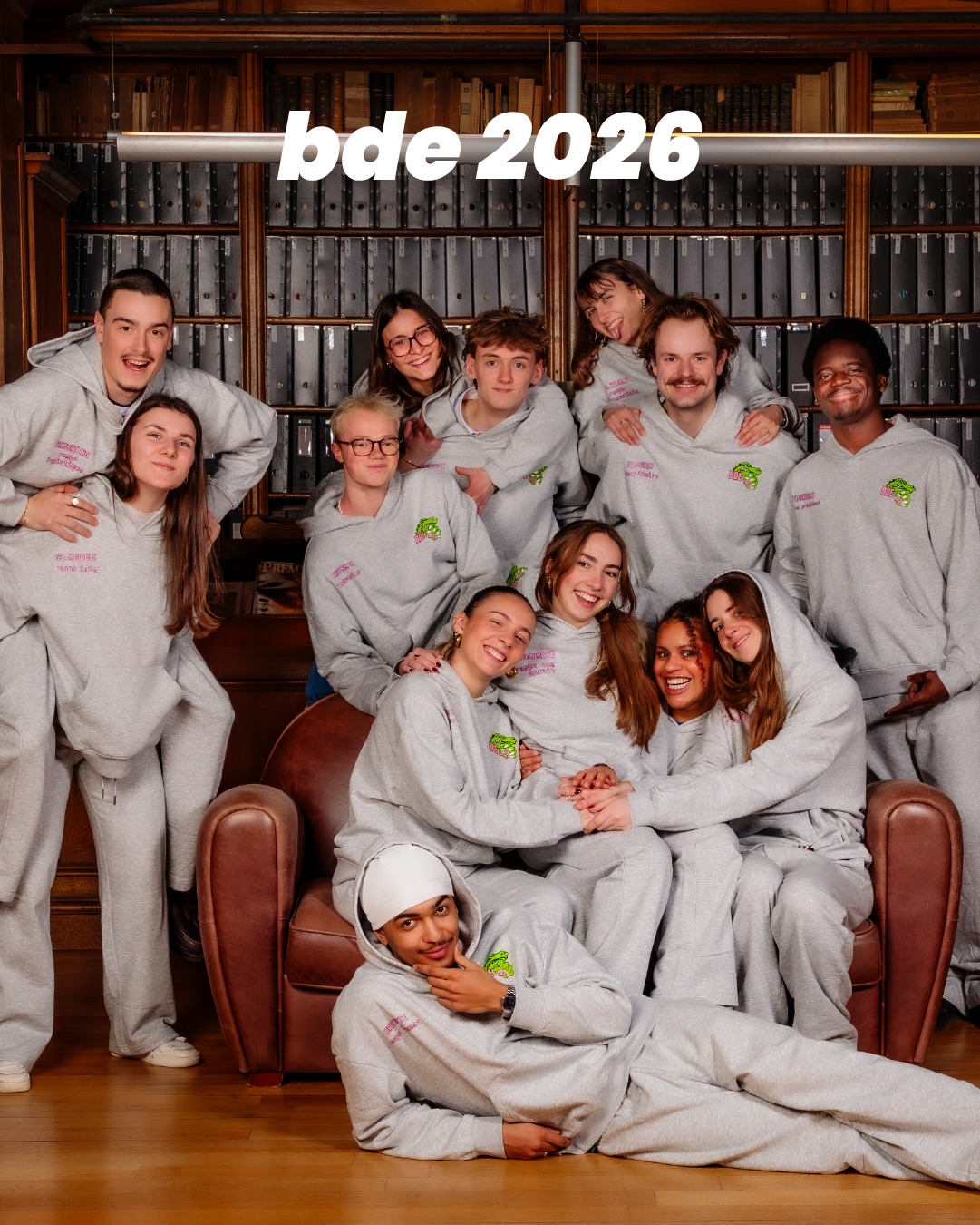 Groupe du BDE Bureau des Etudiants 2026 de l’ENSAIT photographié dans la bibliothèque
