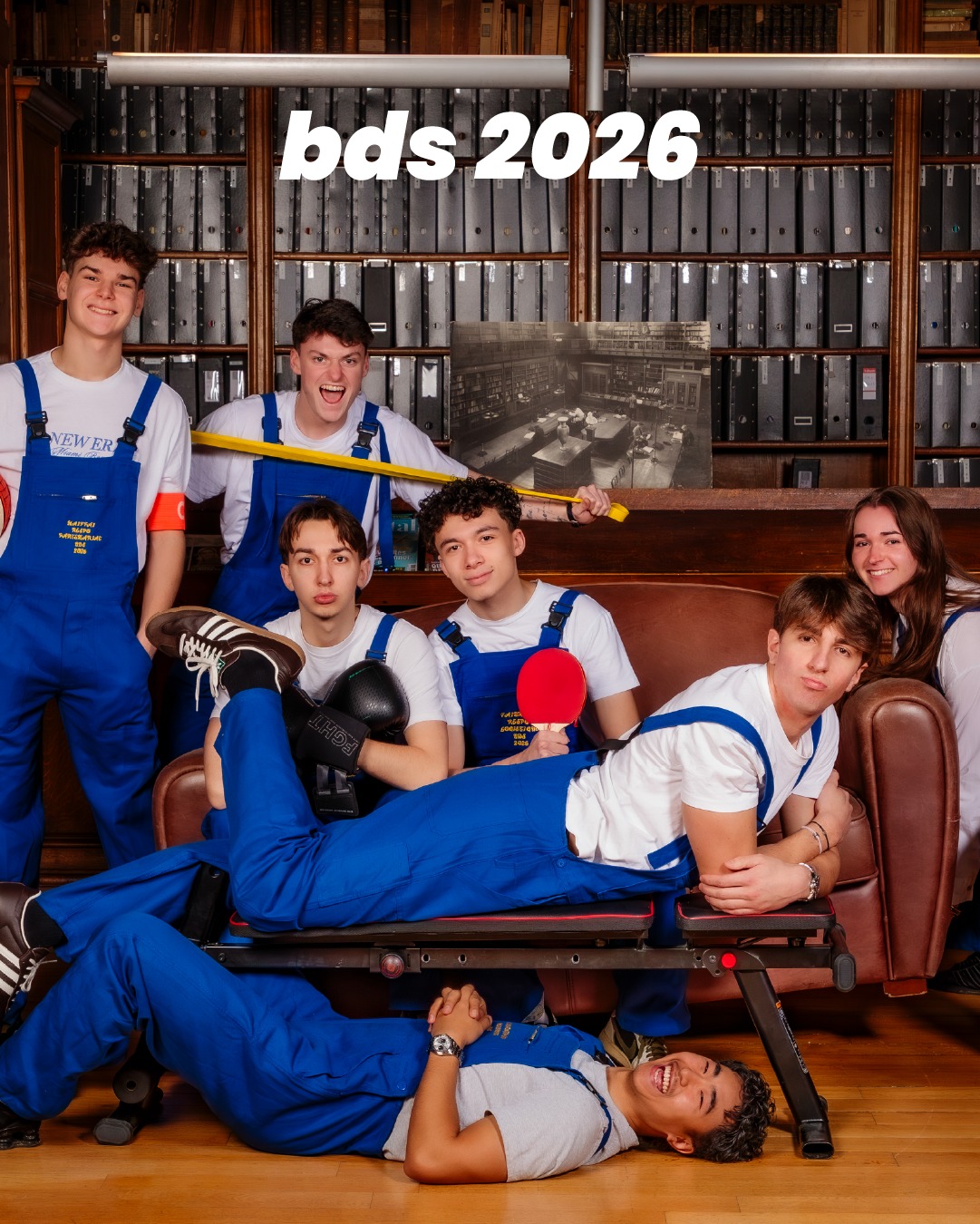 Groupe du BDS Bureau des Sports 2026 de l’ENSAIT photographié dans la bibliothèque