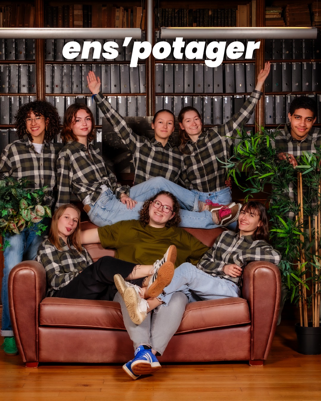 Association étudiante Ensait'Potager de l’ENSAIT photographié dans la bibliothèque