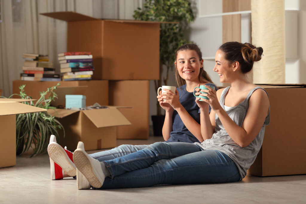 Deux étudiantes en colocation dans un logement