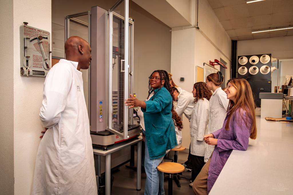 Etudiants en train de manipuler une machine en laboratoire de métrologie