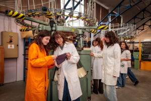 Etudiants en train de manipuler une machine en laboratoire de maille