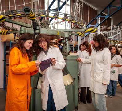 Etudiants en train de manipuler une machine en laboratoire de maille