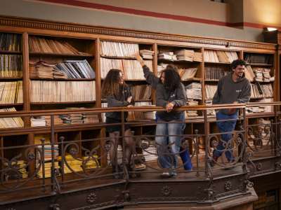 Étudiant à la bibliothèque de l’ENSAIT